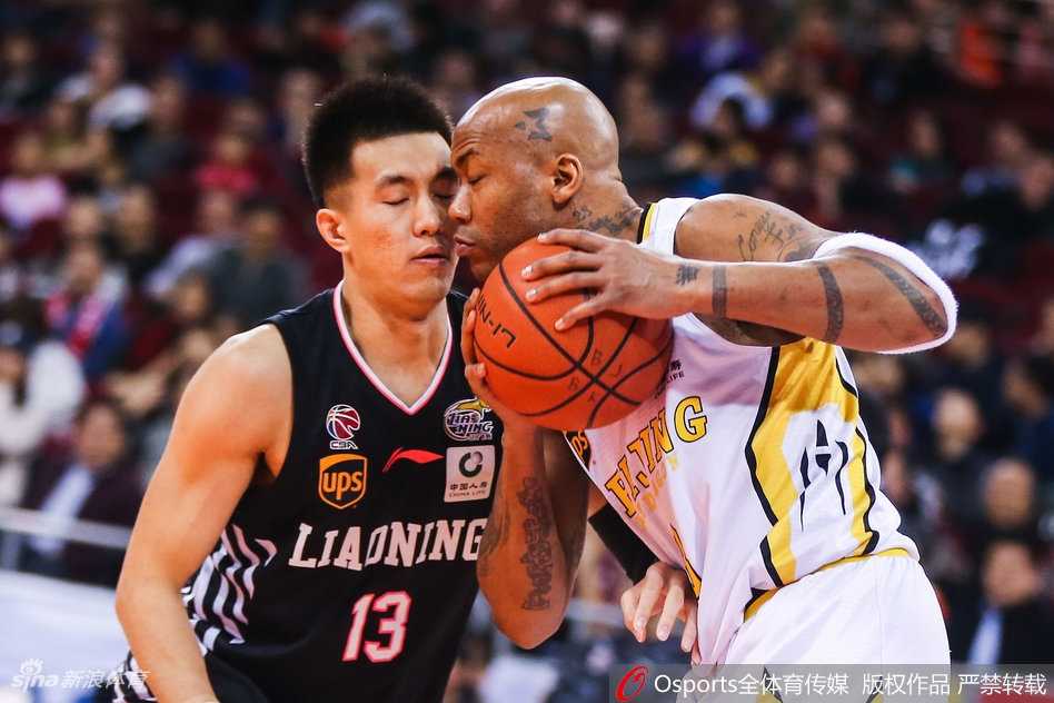 身披蓝色战袍的马布里，在辽宁队严密的包夹防守下依然毫无惧色，用标志性的突破试图撕开对手的防线，他的每一次触球都仿佛在诉说着对这片场地的眷恋。