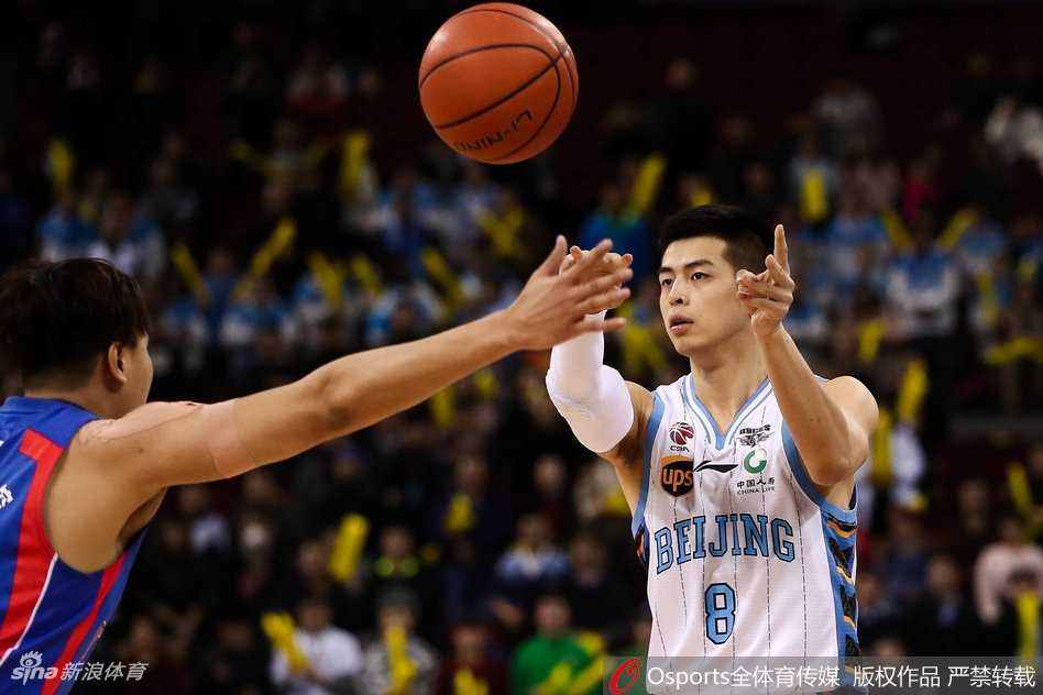 京城攻势主场告捷 京津对决首钢力克天津 翟晓川在进攻端持球面对天津队防守球员,眼神坚定,步伐灵活,准备突破上篮。
