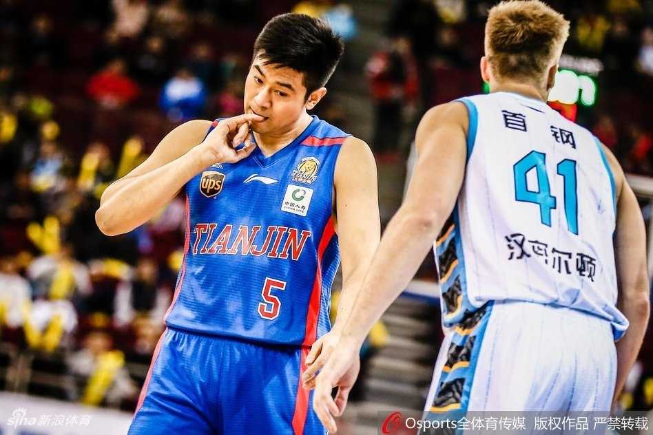 京城攻势主场告捷 京津对决首钢力克天津 北京队外援杰克逊在高速运球推进中,面对天津队员的贴身紧逼,巧妙变向寻求突破。