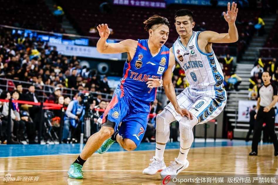 京城攻势主场告捷 京津对决首钢力克天津 常林在篮下卡位拼抢篮板,利用强壮的身体优势占据有利位置,展现出内线悍将的风采。