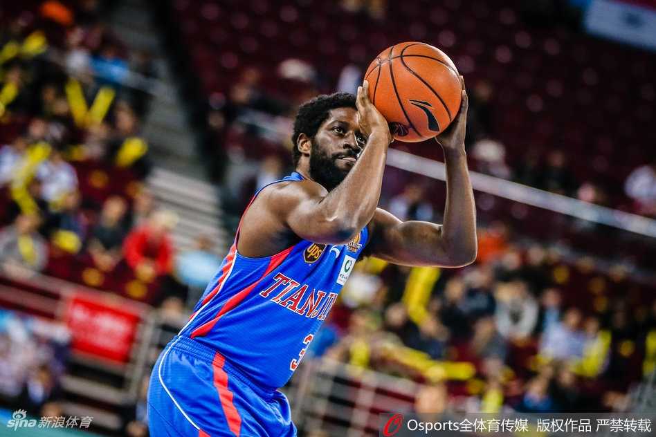 京城攻势主场告捷 京津对决首钢力克天津 方硕在外线果断出手三分,皮球在空中划出一道优美的弧线,对手封盖为时已晚。