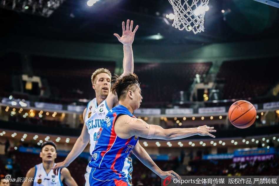京城攻势主场告捷 京津对决首钢力克天津 天津队外援杰特突破重围,在多人包夹下强行上篮,展现了小个子球员的勇敢与技巧。