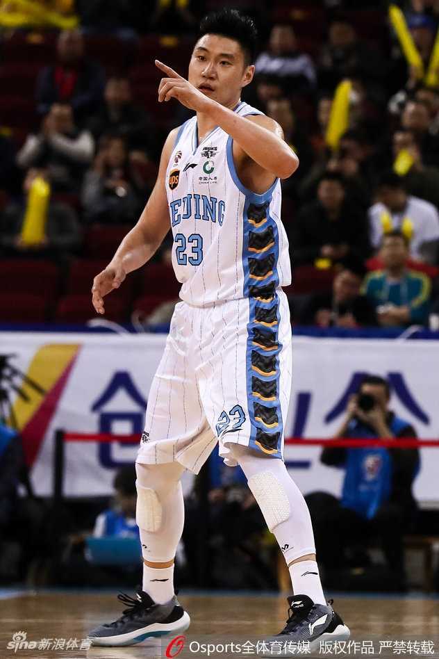 京城攻势主场告捷 京津对决首钢力克天津 天津队新援威廉姆斯高高跃起,尝试封盖北京队的投篮,其出色的身体素质展露无遗。