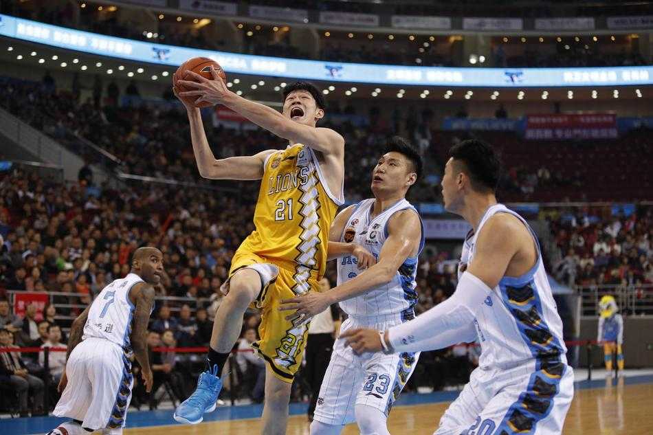 京城攻防,广厦登顶:胡金秋引领半程冠军之夜 五棵松体育馆内灯火通明,北京首钢与浙江广厦的球员们在跳球的一瞬间同时跃起,手臂在空中交织,仿佛一场决战拉开序幕。