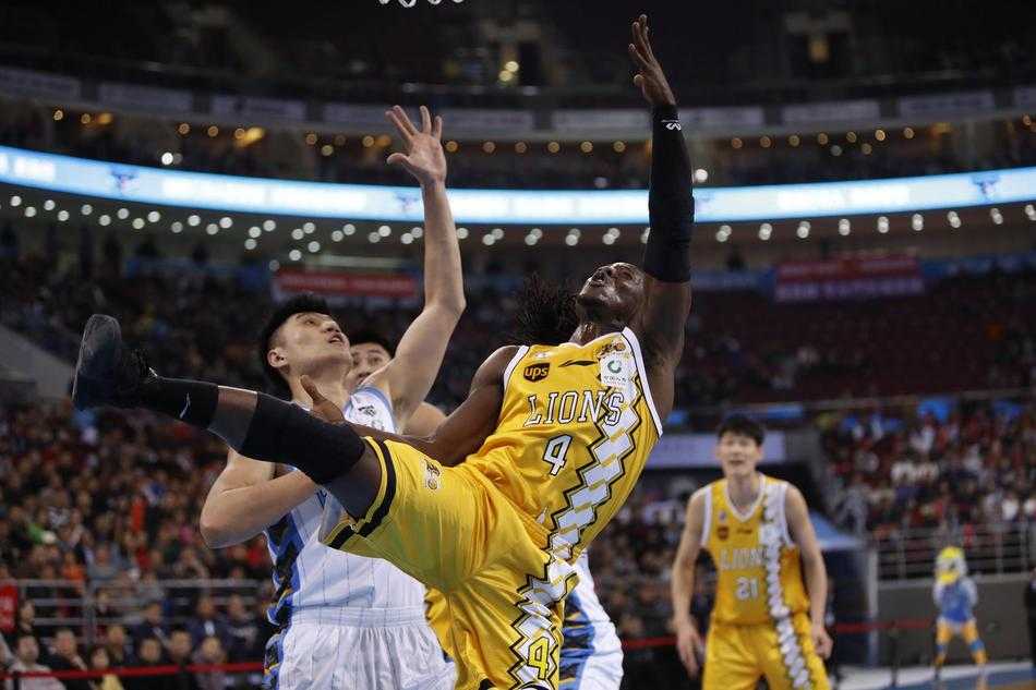 京城攻防,广厦登顶:胡金秋引领半程冠军之夜 广厦队小外援福特森在多人包夹下强行突破,他身形扭曲却目光坚毅,篮球在指尖旋转,即将穿透北京队的防线。