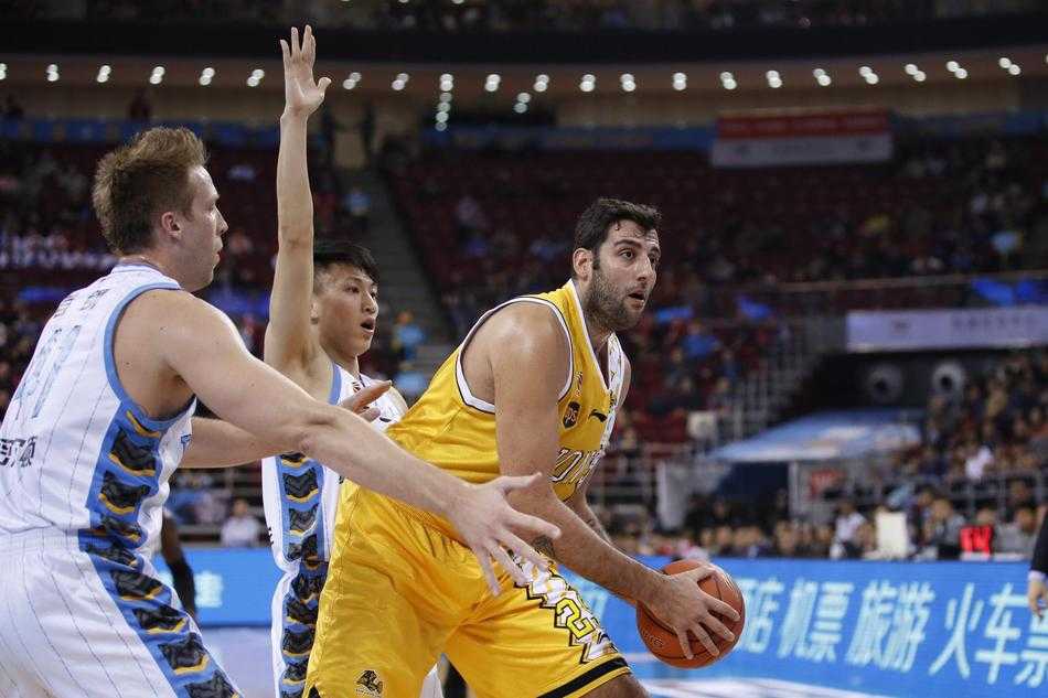 京城攻防,广厦登顶:胡金秋引领半程冠军之夜 广厦队胡金秋在低位持球,背身单打防守球员,他利用灵活的脚步转身跳投,篮球划出一道优美的弧线坠入网窝。