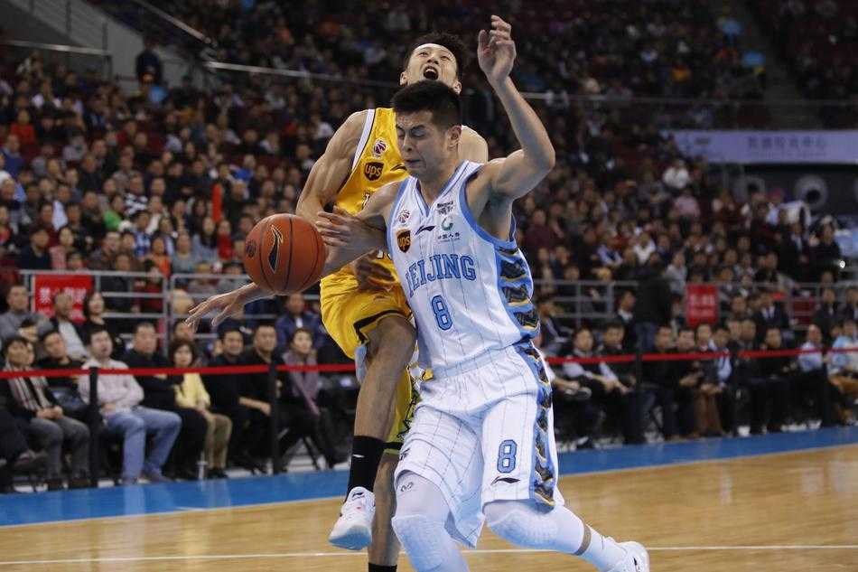 京城攻防,广厦登顶:胡金秋引领半程冠军之夜 北京队大外援汉密尔顿高高跃起,在广厦内线胡金秋的头顶生生摘下一个前场篮板,落地瞬间肌肉紧绷,充满了力量感。