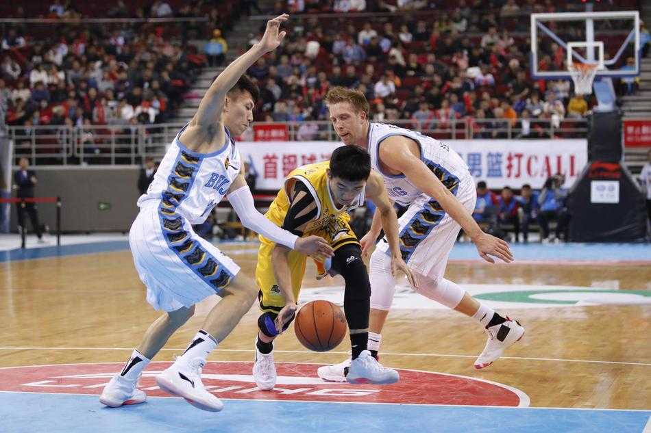 京城攻防,广厦登顶:胡金秋引领半程冠军之夜 终场哨响,北京队球员常林无奈地走下球场,身后是庆祝胜利的广厦队员,汗水与落寞交织成竞技体育最真实的画面。