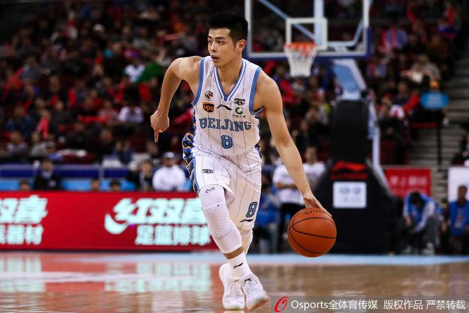 京城攻陷,黑马奔腾:京苏之战的激情与宿命 雅尼斯教练在场边焦急地呼喊,手势激烈,眼神中充满对弟子们的期待与不甘,他试图将欧洲的团队铁血纪律注入这支全新的北京队。