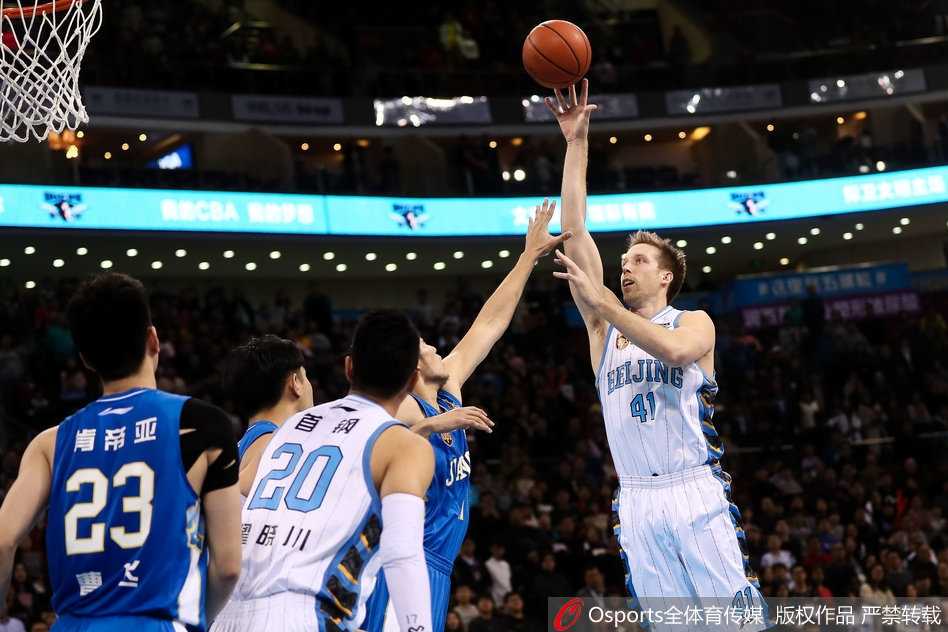 京城攻陷,黑马奔腾:京苏之战的激情与宿命 江苏队外援拉杜利察在篮下展示欧洲内线的细腻技术,他背身扛住防守,用一个小勾手将球稳稳送入网窝,令北京队的内线长城徒呼奈何。