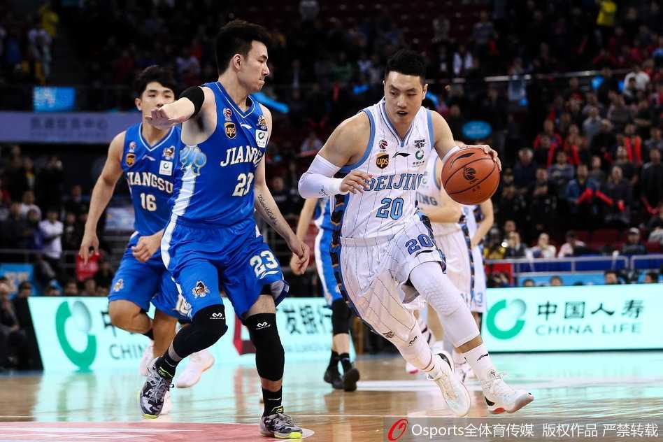 京城攻陷,黑马奔腾:京苏之战的激情与宿命 马尚·布鲁克斯如猎豹般撕裂北京防线,高高跃起,用一记势大力沉的单手劈扣震撼全场,篮筐仿佛都在震颤。