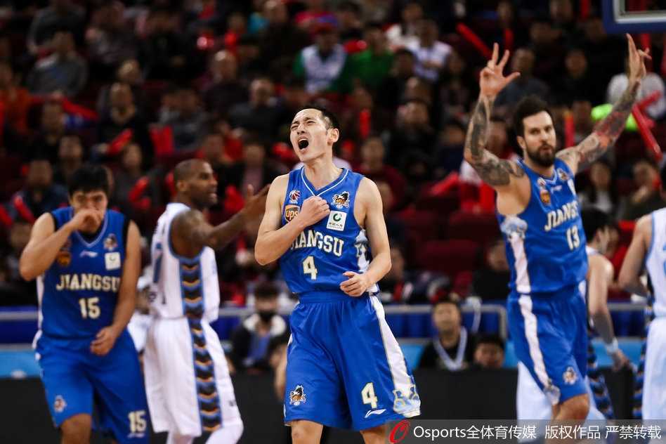 京城攻陷,黑马奔腾:京苏之战的激情与宿命 翟晓川如同出鞘的利剑,在快攻中接球后腾空而起,无视防守人的拉拽,强硬地将球放进篮筐,展现了国字号锋线的血性与霸气。