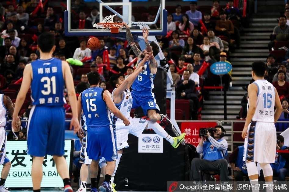 京城攻陷,黑马奔腾:京苏之战的激情与宿命 方硕在江苏队多人围堵下强行出手三分,皮球划过一道彩虹弧线空心入网,这一刻,整个首钢中心为他屏息,他是北京队末节狂飙的烈火。