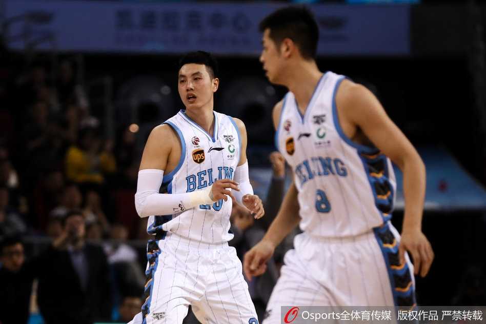 京城攻陷,黑马奔腾:京苏之战的激情与宿命 江苏肯帝亚的将士们赛后紧紧相拥,庆祝这场来之不易的胜利,背景是落寞离场的北京球员,一喜一忧间,定格了篮球比赛的永恒魅力。