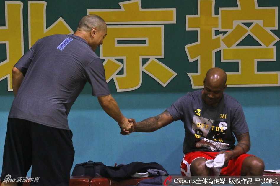 京城新势力·暮年豪情:马布里领衔北控三外援怀柔合练冲刺新季 兰多夫在对抗训练中卡位要球,他结实的肩膀顶开防守人,脸上带着‘白魔兽’标志性的凶悍表情,完全不像一个经历过重伤的老将。