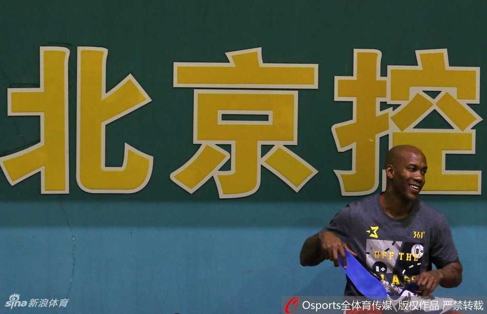 京城新势力·暮年豪情:马布里领衔北控三外援怀柔合练冲刺新季 四十岁的马布里身披北控三号战袍,眼神坚毅地在怀柔训练馆里运球突破,尽管已是生涯暮年,肌肉线条依旧分明,汗水洒在北控男篮的新地板上。