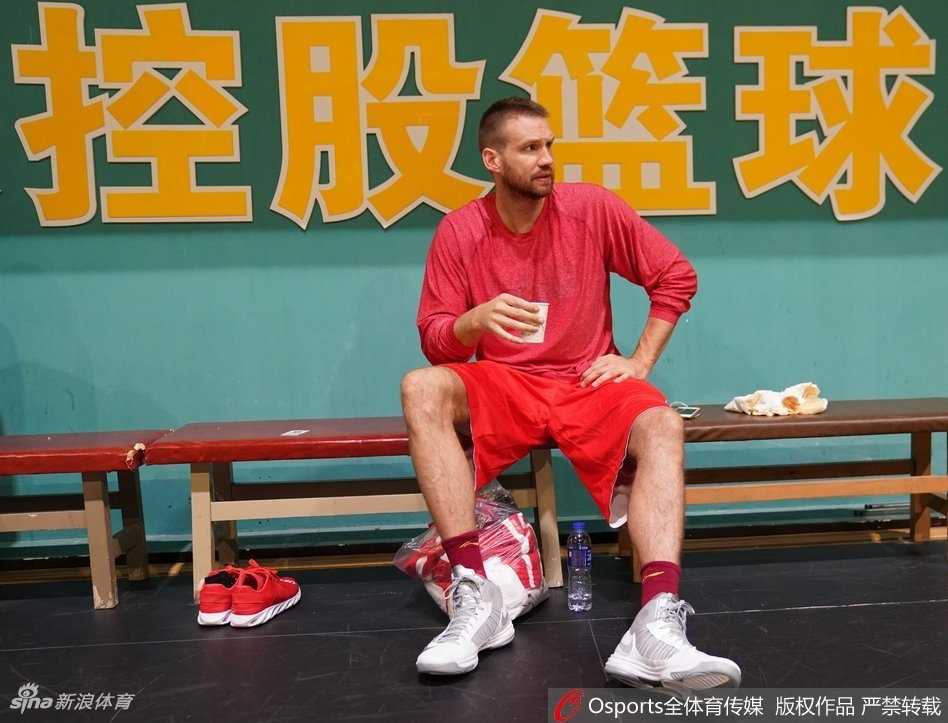 京城新势力·暮年豪情:马布里领衔北控三外援怀柔合练冲刺新季 阿巴斯在训练中高高跃起单手抛投,阳光下他手臂上的肌肉线条紧绷,动作舒展如同约旦飞人再次展翅,背后是北控男篮崭新的训练馆背景板。