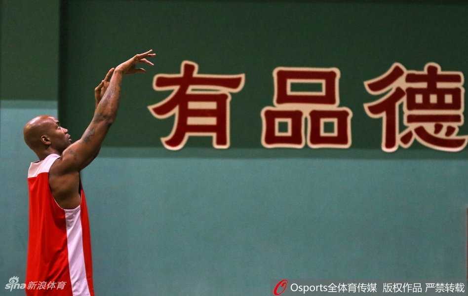 京城新势力·暮年豪情:马布里领衔北控三外援怀柔合练冲刺新季 训练间隙,兰多夫揽着马布里的肩膀,两人低头耳语,阿巴斯在对面认真倾听,三人的T恤都被汗水浸透,画面充满兄弟篮球的温情。