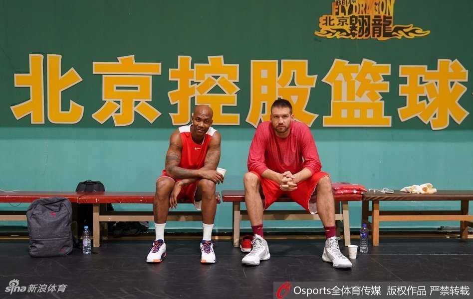 京城新势力·暮年豪情:马布里领衔北控三外援怀柔合练冲刺新季 马布里在训练馆中圈持球组织,他的眼神越过防守者望向远方,仿佛已经看到了新赛季奥体中心的聚光灯,身侧是正在积极跑位的北控队友。