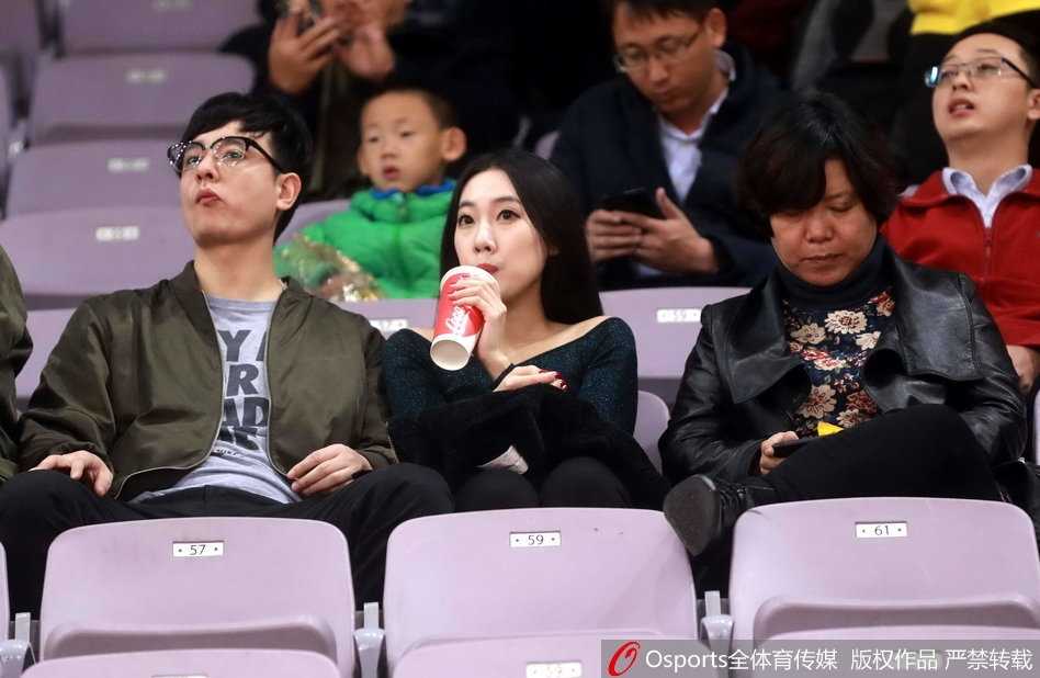 京城新势力御敌记:马布里率北控力斩山东高速,场边美女球迷成另类风景 戴眼镜的知性美女球迷置身于热闹看台,她面带温婉微笑,在人群中显得格外沉静,仿佛正沉浸于比赛的紧张节奏中。