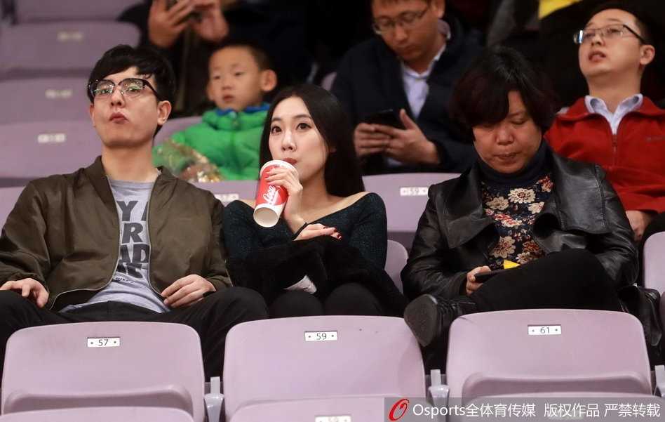 京城新势力御敌记:马布里率北控力斩山东高速,场边美女球迷成另类风景 长发飘飘的牛仔衣女球迷,在暖色灯光下侧颜精致,她正神情激动地为场上队员的精彩发挥鼓掌叫好。