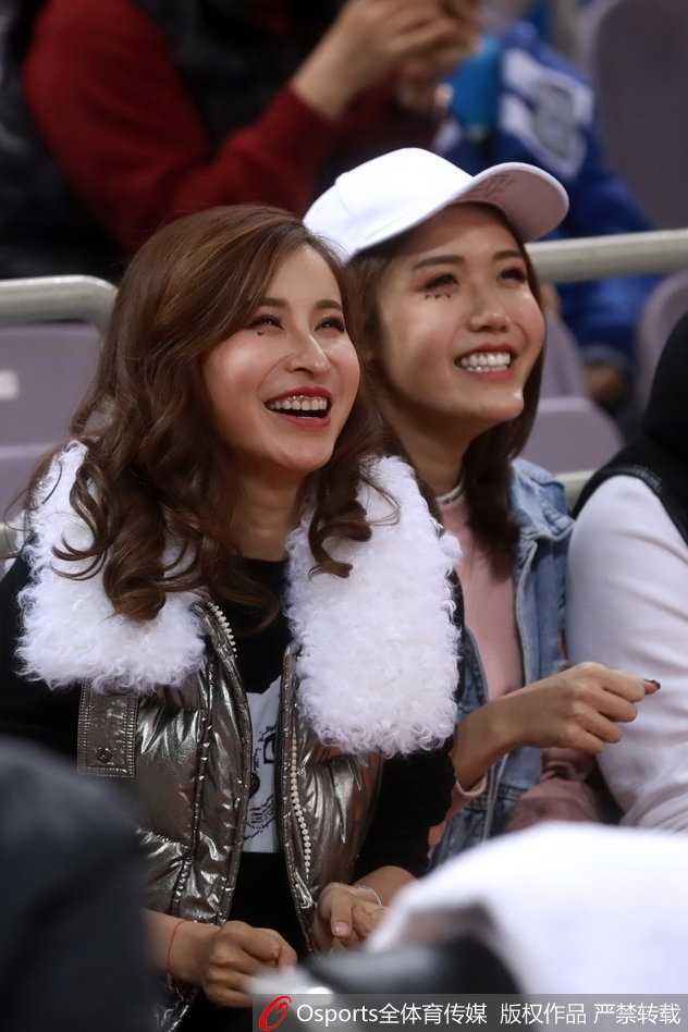 京城新势力御敌记:马布里率北控力斩山东高速,场边美女球迷成另类风景 条纹衫女球迷在确认球队获胜后,绽放出阳光般灿烂的笑容,双手轻轻拢在身前,喜悦之情溢于言表。