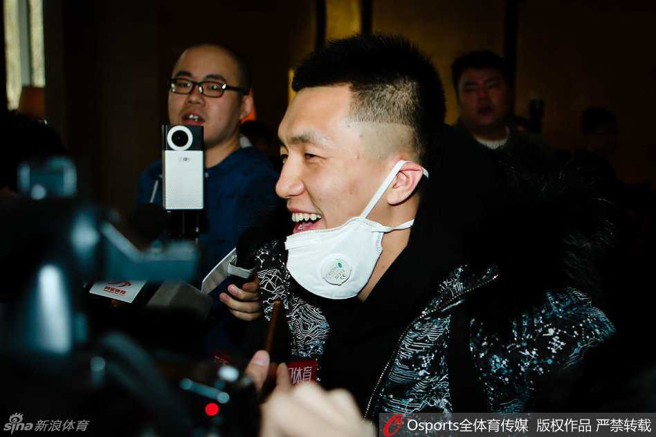 京城星夜,篮球嘉年華:二〇一七CBA全明星周末的聚光燈下 戴着口罩的郭艾伦刚踏进酒店大堂,那双标志性的笑眼立刻被记者们捕捉,仿佛在说:这波人气,藏都藏不住。