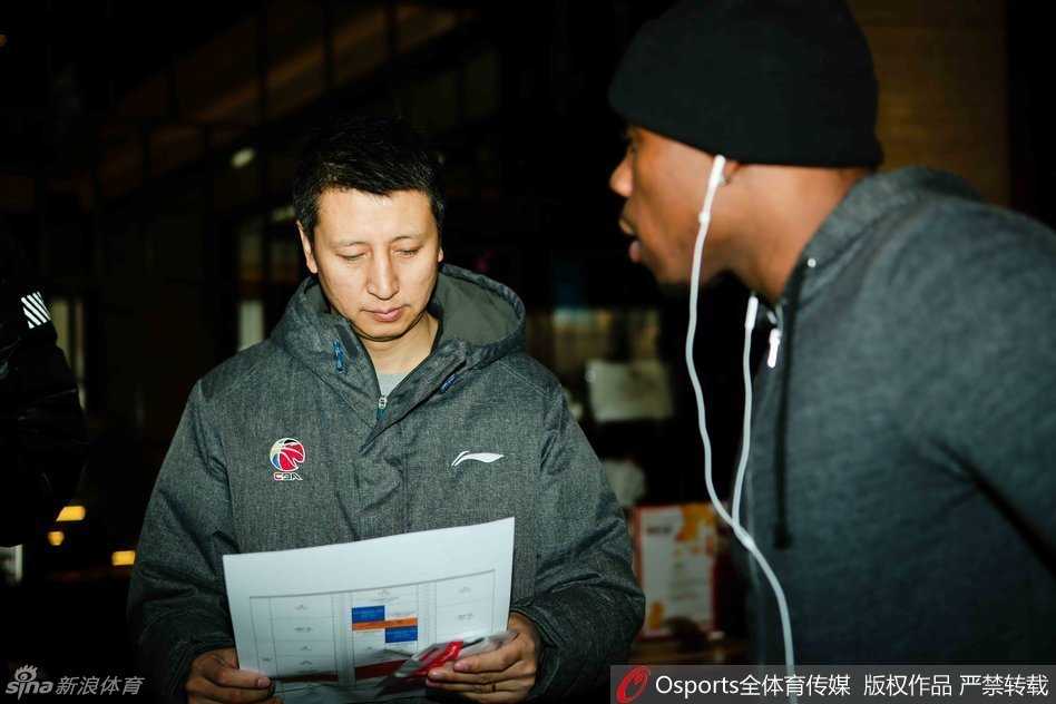 京城星夜,篮球嘉年華:二〇一七CBA全明星周末的聚光燈下 周琦被记者团团围住,面对一连串跳跃的提问,他时而无奈挠头,时而露出标志性的憨笑,展现了赛场之外的真实一面。