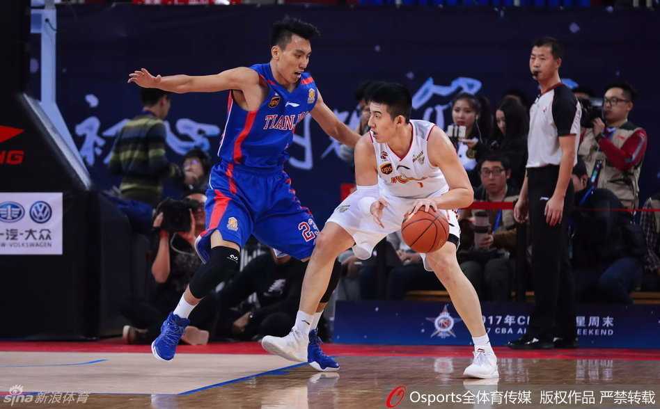 北控新星贺希宁面对孙铭徽的贴身紧逼，依然从容地将球送入篮筐，他全场砍下两双，虽败犹荣，眼神中满是不甘与倔强。