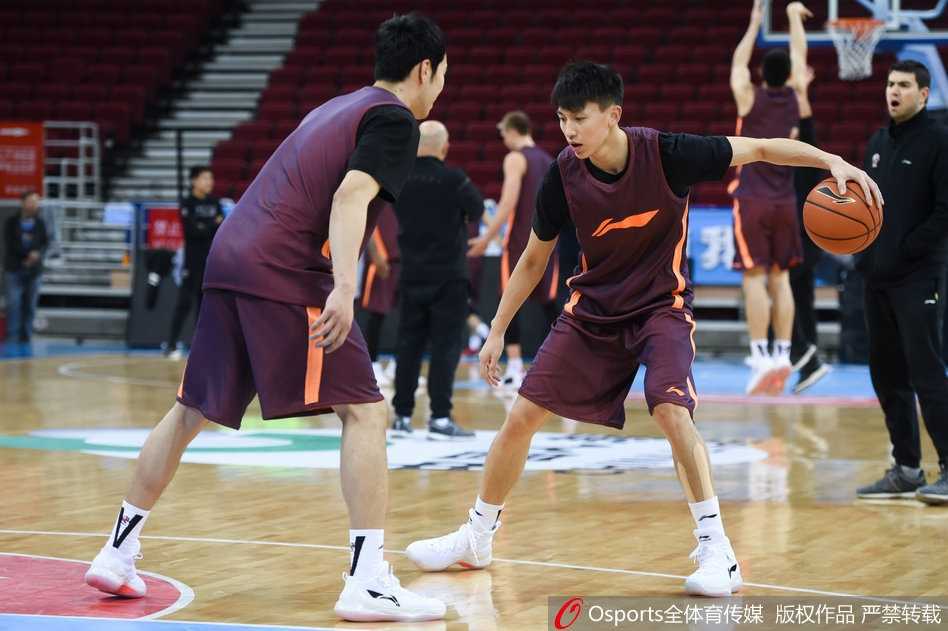 训练中的刘晓宇汗水浸湿了衣衫，每一次运球和跳跃都是对伤愈后身体机能的严峻考验与自信心的重塑
