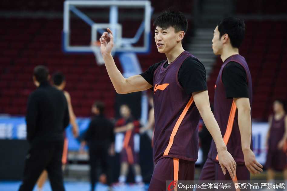 赛前热身环节，刘晓宇进行拉伸训练，身体线条舒展，预示着那个球场上的灵动大脑即将全面复苏