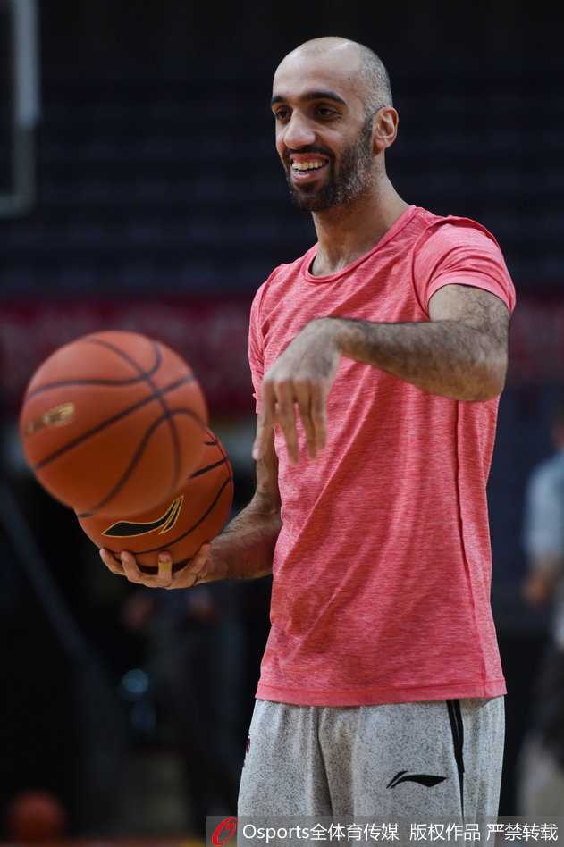 队列训练中，马布里双手撑膝，身体微微前倾，专注地聆听着主教练丁伟的战术布置。他的眼神里满是认真与尊重，这幅画面完美诠释了何为职业球员的素养：无论你是谁，在场上只有绝对的服从与执行。