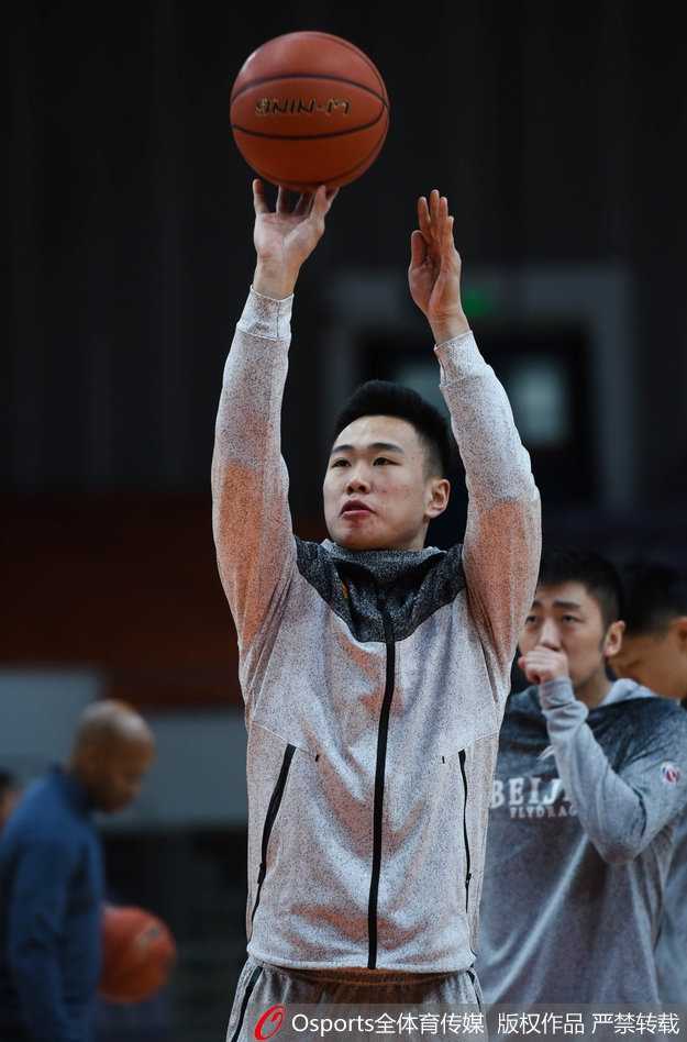 镜头捕捉到马布里在对抗中持球突破的瞬间，他身上的肌肉线条因发力而紧绷，虽然年届不惑，但这具钢铁之躯依然能在电光火石间撕开防线，他用行动告诉队友：只要踏上球场，就没有年龄只有战斗。