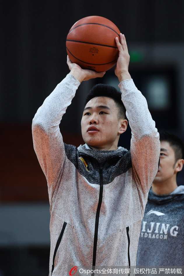 热身间隙，马布里目光专注地凝视着远方，汗水沿着他标志性的光头滑落。他身后是刻苦训练的年轻队友，这一刻的老马像一位真正的导师，用自己的职业态度无声地感染着这支全新的队伍。