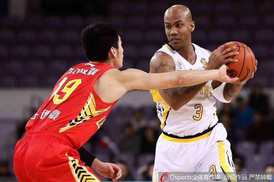 兰多夫在深圳队多人包夹之下强行起跳，篮球在空中划出完美弧线，眼神里满是不屈的斗志