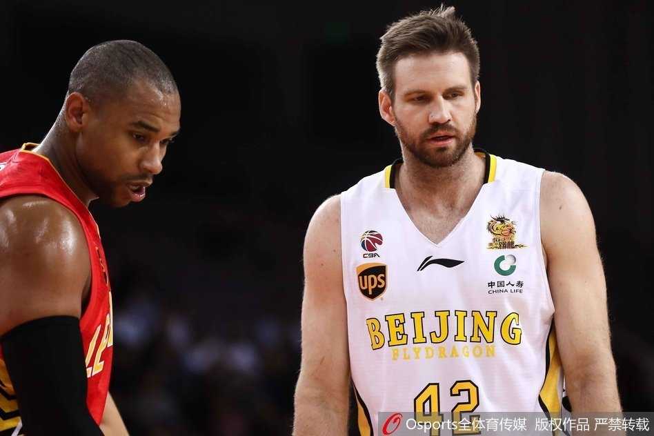 阿巴斯拼尽全力高高跃起，在与对方内线的篮板球争夺中展现出惊人的弹速和拼劲