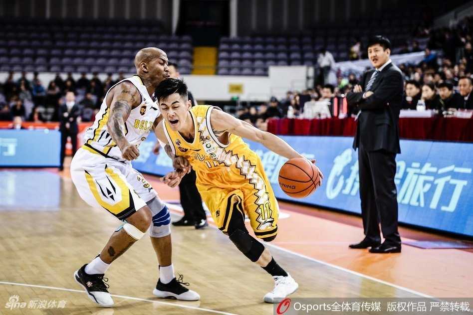 北控外援兰多夫面对博洛西斯的防守，强行跳起投篮，肌肉碰撞的瞬间充满张力，本场他狂砍39分14篮板的豪华数据。