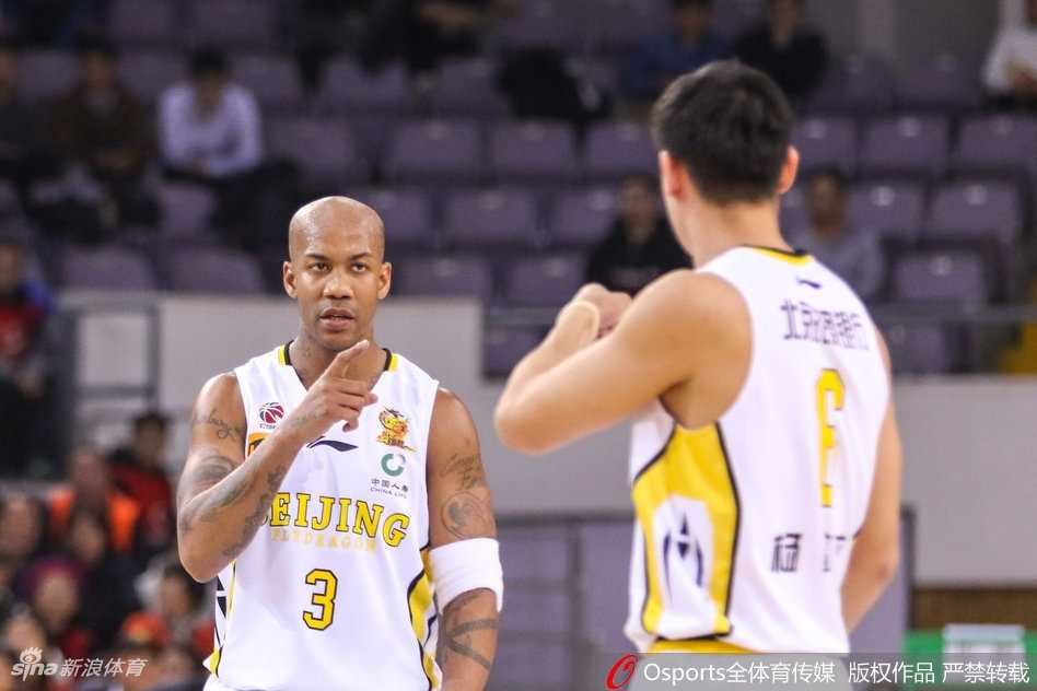 终场哨响，广厦球员福特森与博洛西斯击掌相庆，身后的计时器定格在116-108，宣告了这场客场胜利的来之不易。