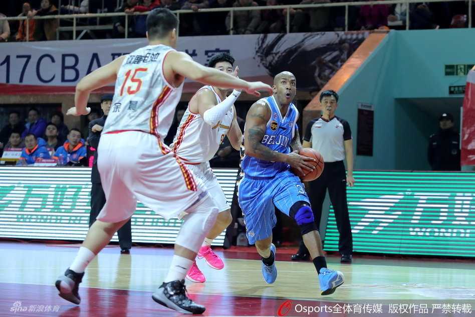 吉喆奋力跃起，在长人丛中强势抢下关键篮板球