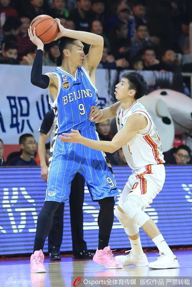 张松涛在篮下获得良机，双手大力灌筐完成势大力沉的暴扣
