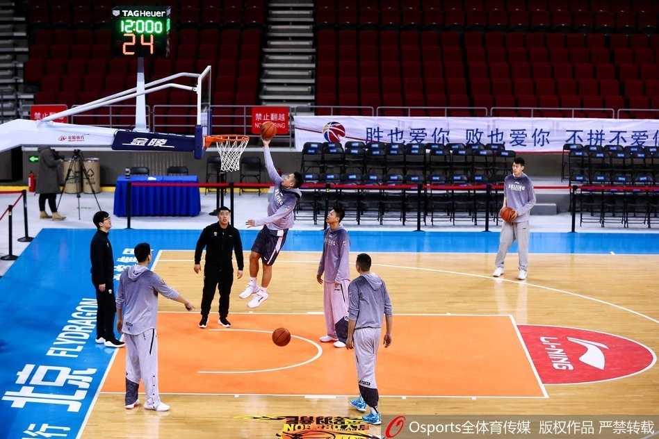 外援兰多夫在低位要球，马布里在高位指挥交通，两人默契十足。