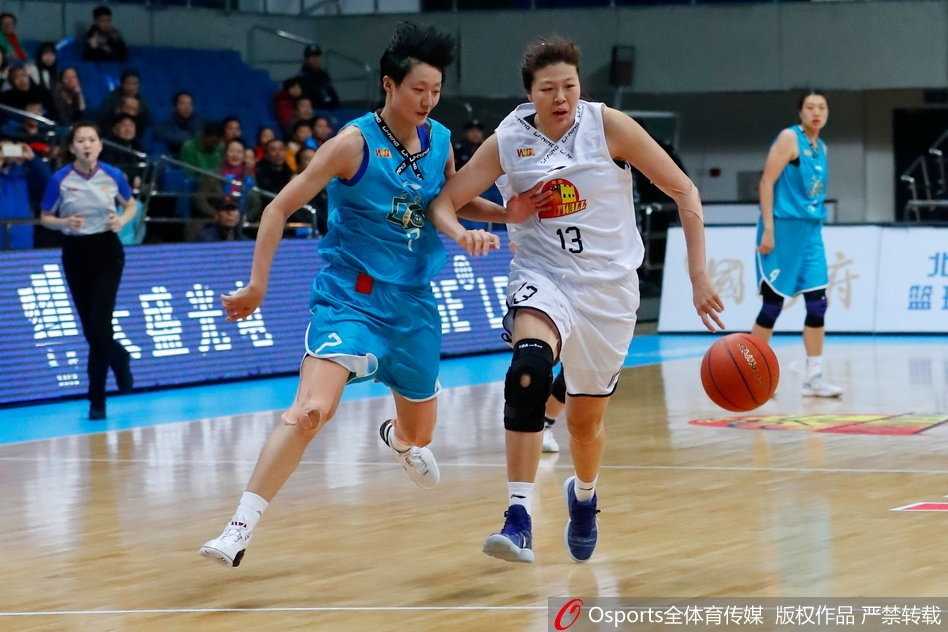 北京队全场紧逼防守，让大庆队后卫运球举步维艰，皮球几乎要被断下