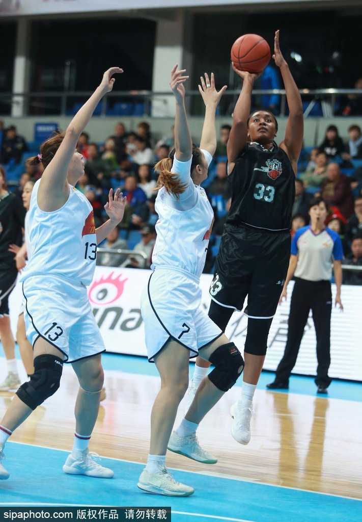 北京队外援伊曼妮在陕西队多名球员的围堵下，依然凭借出色的臂展和卡位意识，奋力将篮板球拨向自己队友，她的存在让首钢队的内线成为了禁飞区。