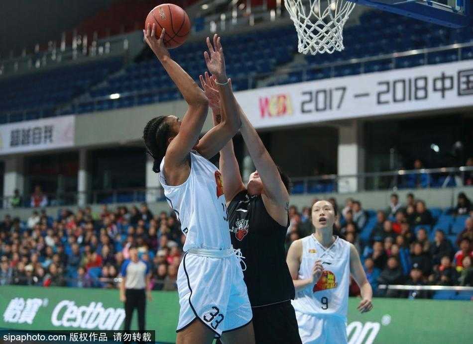 在漫天彩带与全场球迷的欢呼声中，北京首钢女篮的将士们手举冠军旗帜，脸上洋溢着自豪的笑容，新赛季的征程在这一刻正式扬帆起航。