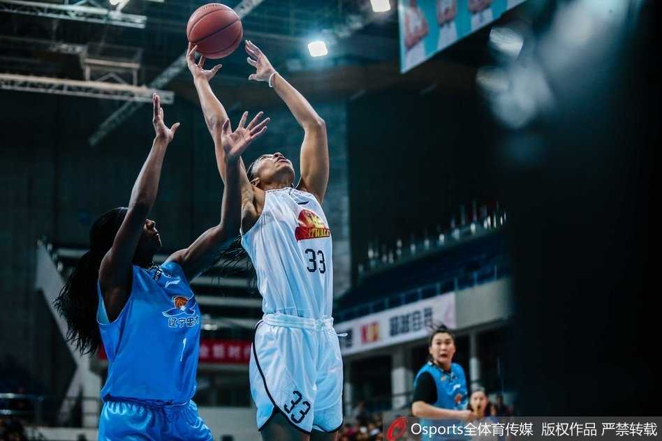 京城玫瑰主场绽放,六连胜捷报点燃首钢篮球馆 首钢女篮众将赛前围成一圈,彼此击掌鼓劲,眼神中透露出对胜利的无限渴望,橙色的训练服仿佛一团即将在赛场上燃烧的火焰。