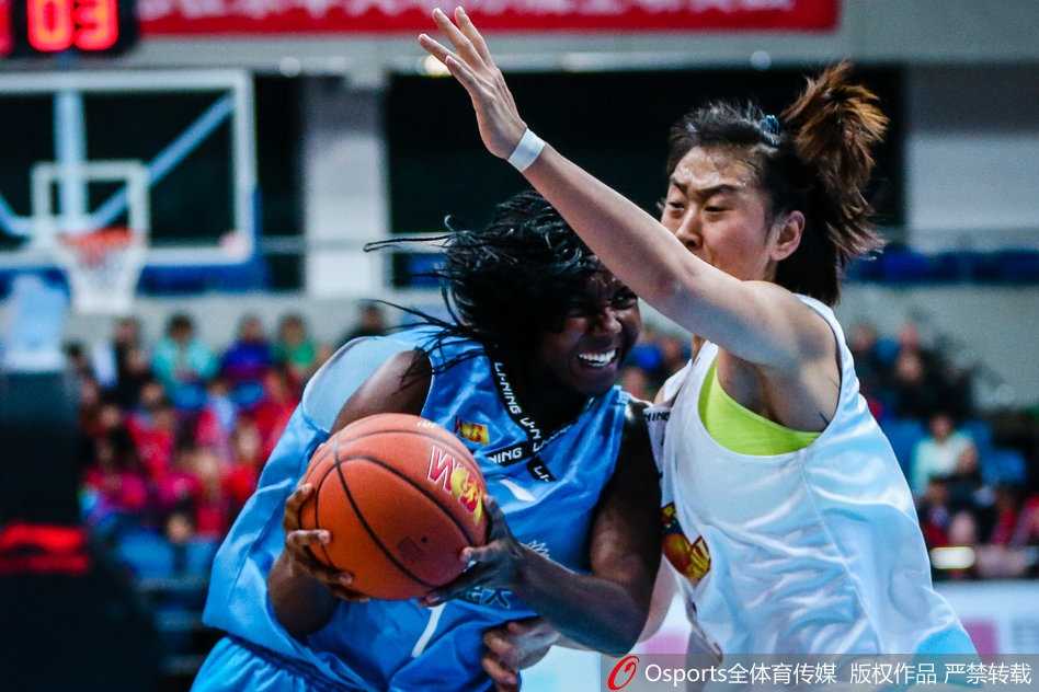 京城玫瑰主场绽放,六连胜捷报点燃首钢篮球馆 邵婷在三人包夹的缝隙中强行突破,身形舒展犹如一把利刃直插对手心脏,场边的观众纷纷起立为她这次精彩的进攻喝彩。