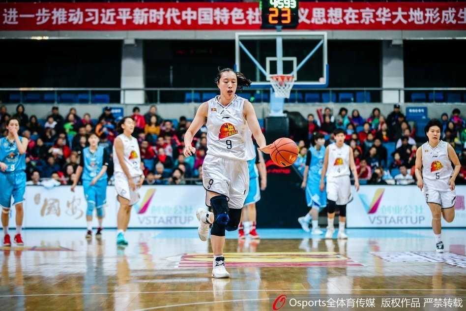 京城玫瑰主场绽放,六连胜捷报点燃首钢篮球馆 史秀峰运球加速摆脱防守,眼神坚定地望向前场,她的每一次持球推进都带着撕破防线的决心,为队友创造出绝佳的进攻空间。