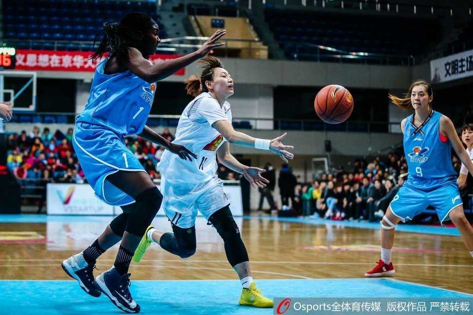 京城玫瑰主场绽放,六连胜捷报点燃首钢篮球馆 赛后,北京女篮的姑娘们围成一圈,共同庆祝这场来之不易的胜利,她们脸上洋溢着的笑容比场馆内的灯光还要璀璨夺目。