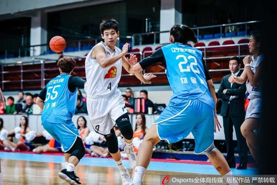 京城玫瑰主场绽放,六连胜捷报点燃首钢篮球馆 外援斯塔福德在篮下高高跃起,以绝对的高度优势摘下篮板,身后的对手只能望球兴叹,这次拼抢为北京队的下一次进攻吹响了号角。