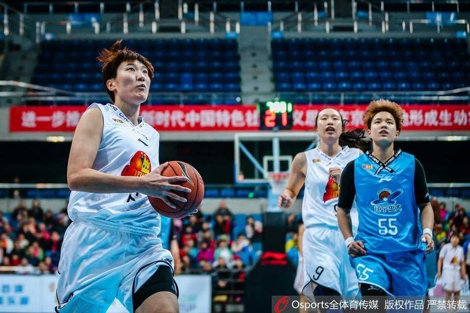 京城玫瑰主场绽放,六连胜捷报点燃首钢篮球馆 高颂在防守端看准时机,如同一道闪电般飞身抢断,随即发动快攻,白色的球衣在她的奔跑下仿佛掀起了一阵赛场旋风。